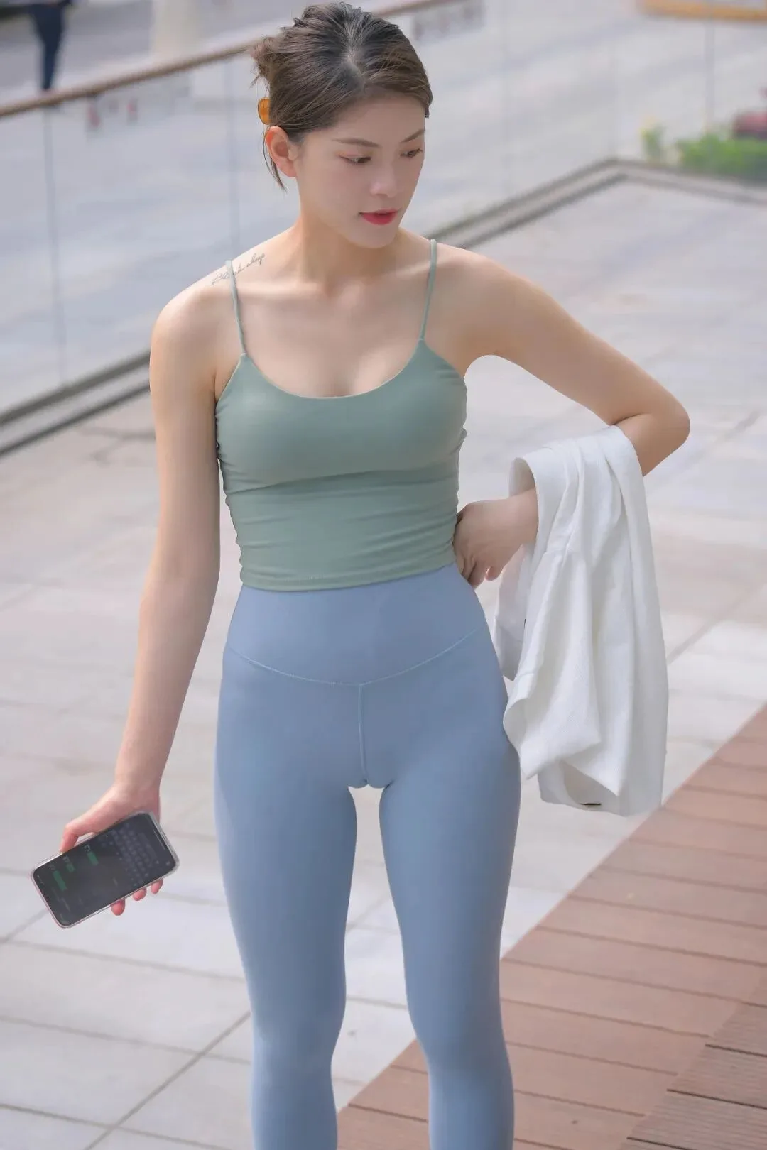 吊带上衣美女 图片2