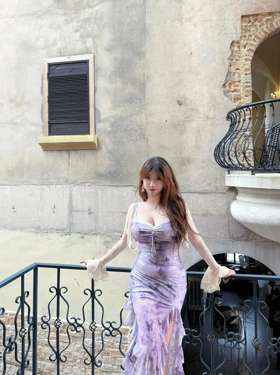 紫色长裙美女写真 图片2