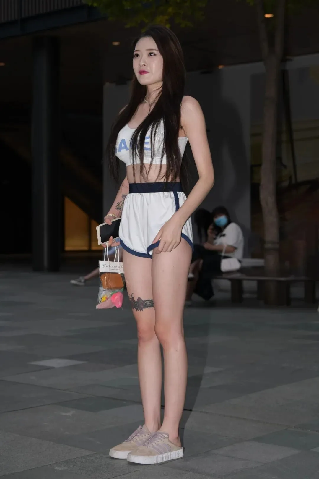 短裤美女街拍 图片2