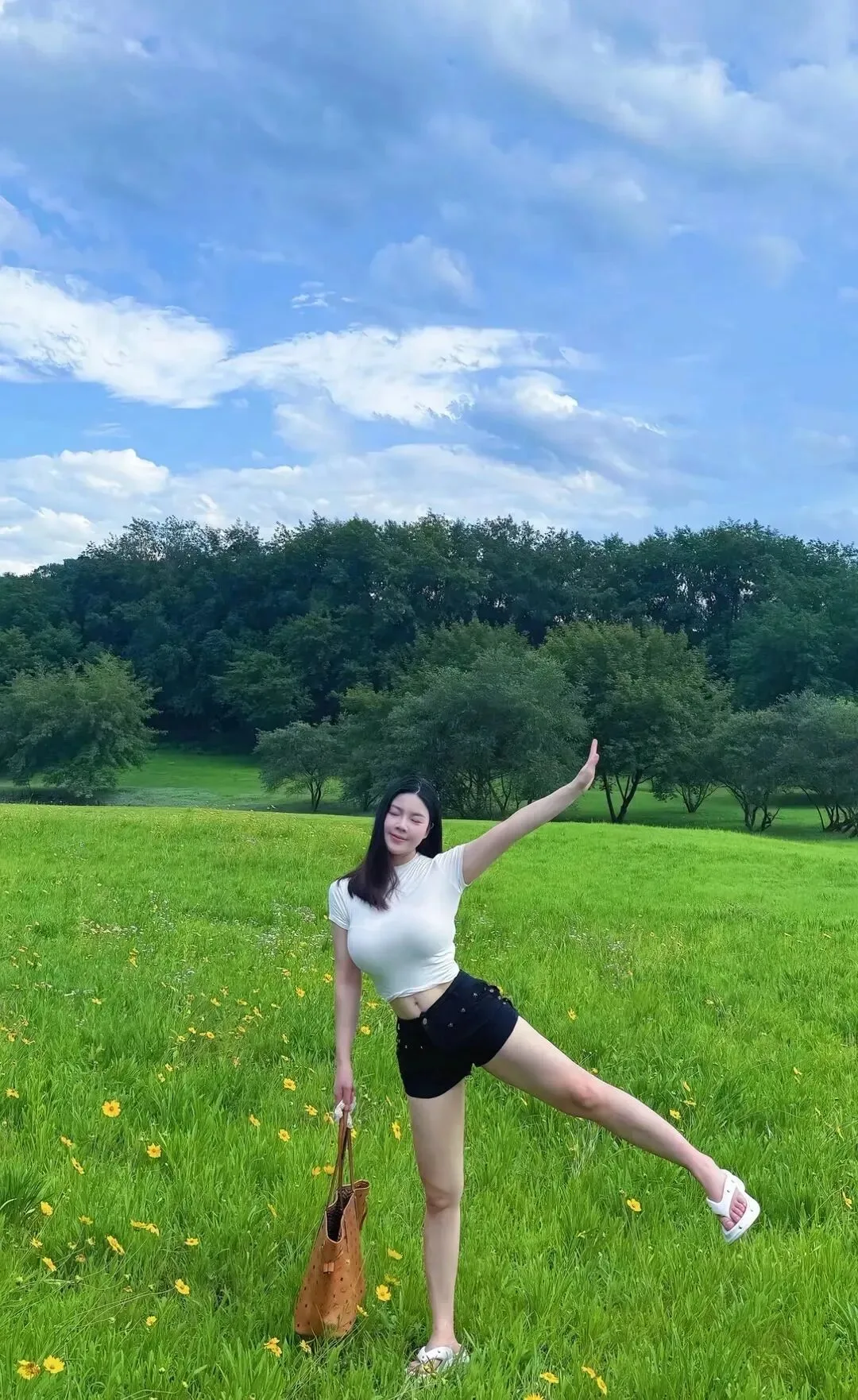 丰满少妇自拍写真 图片3