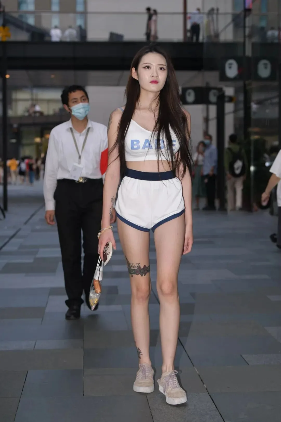 短裤美女街拍 图片4