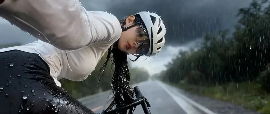 雨中骑行美女写真高清图集 湿身骑行展现迷人曲线