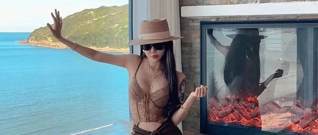 高清图集里的曲线女神写真，身材火辣气质出众惹人爱
