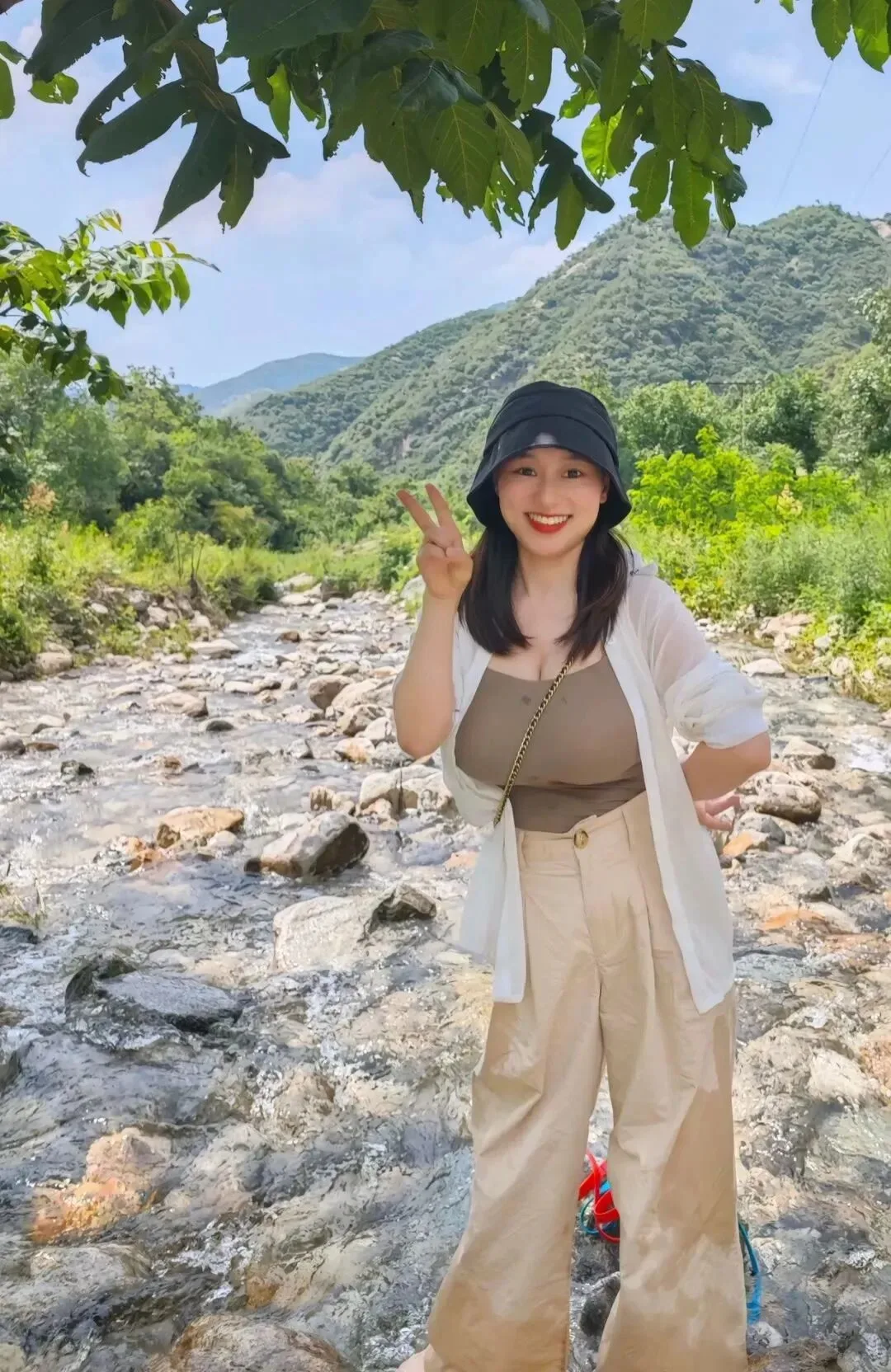 丰满美女自拍写真 图片2