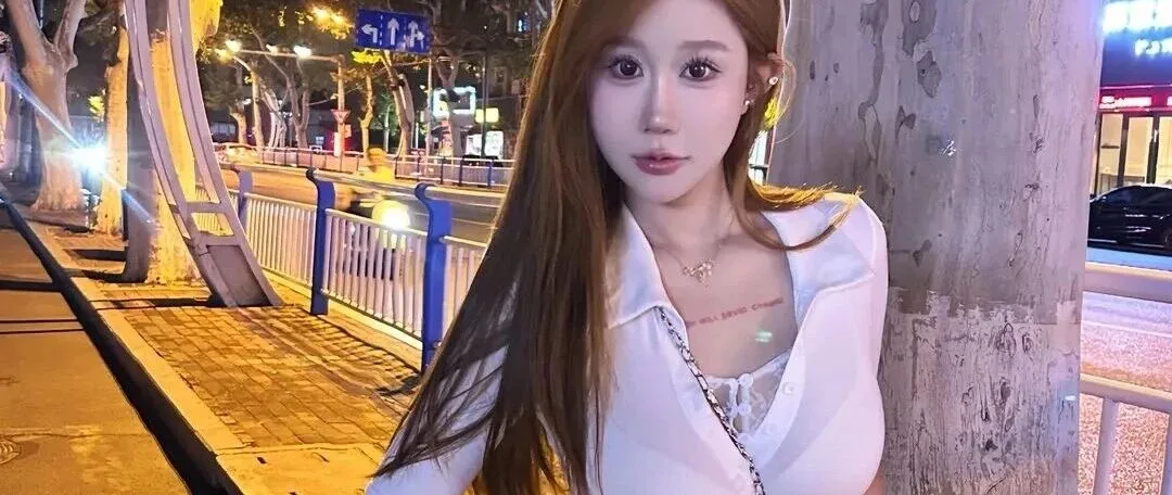 身材曲线惹眼的高清美女写真图集欣赏