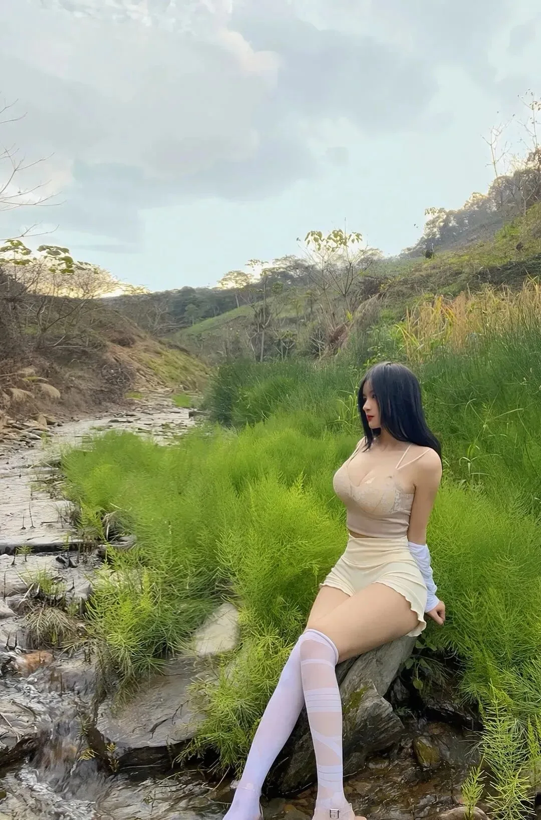 丰满身材美女写真 图片3
