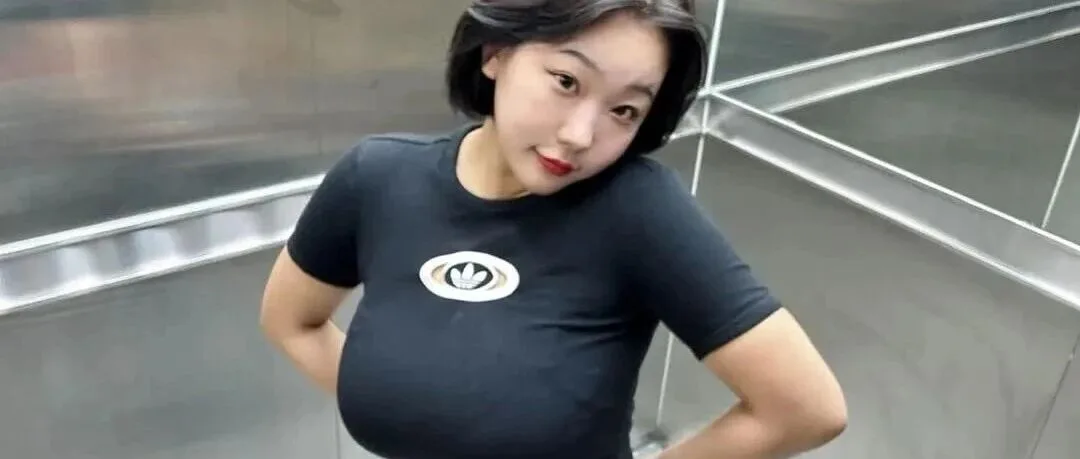 电梯间里的曲线美女写真展现迷人好身材