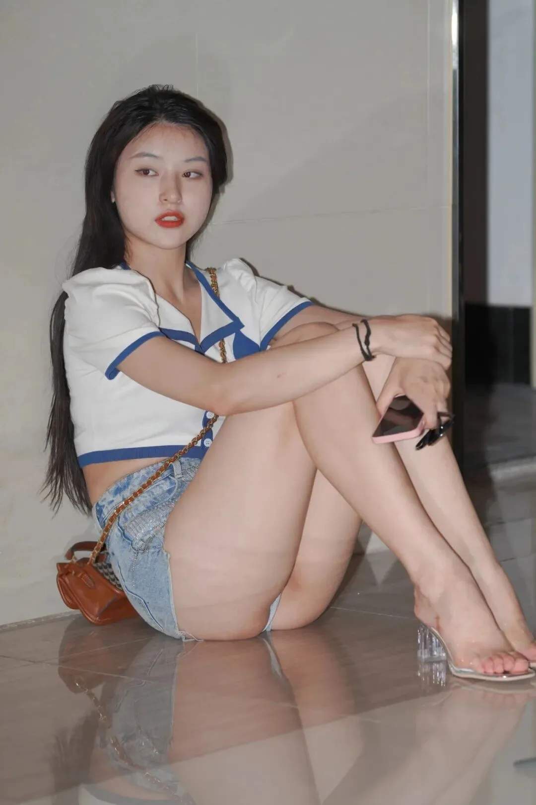 牛仔短裤美女图片 图片4