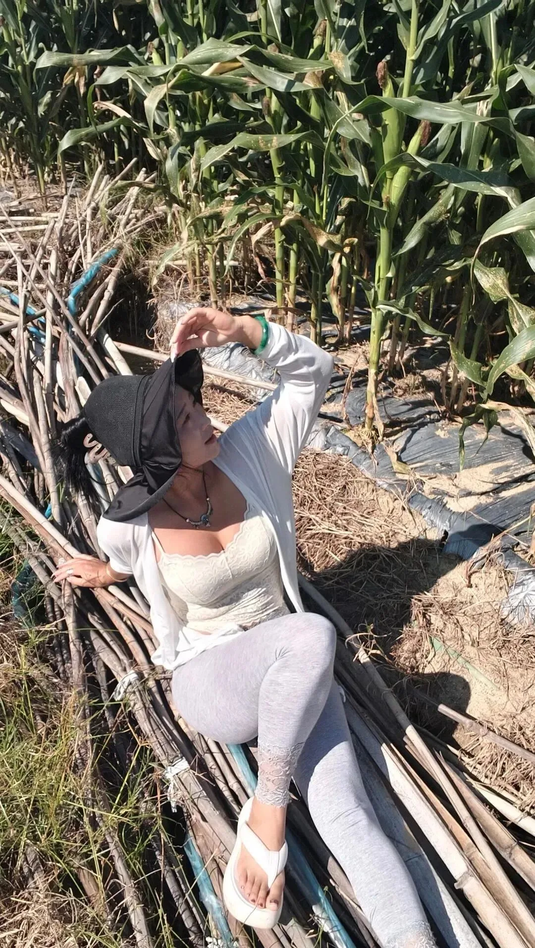 田野性感美女写真 图片2