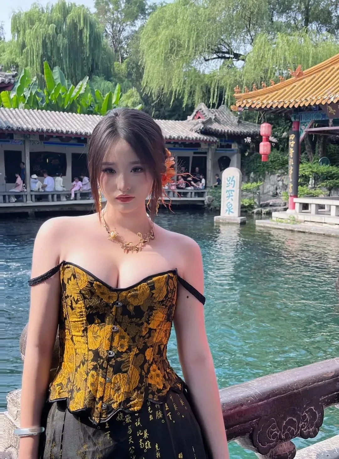 丰满美女写真 图片2