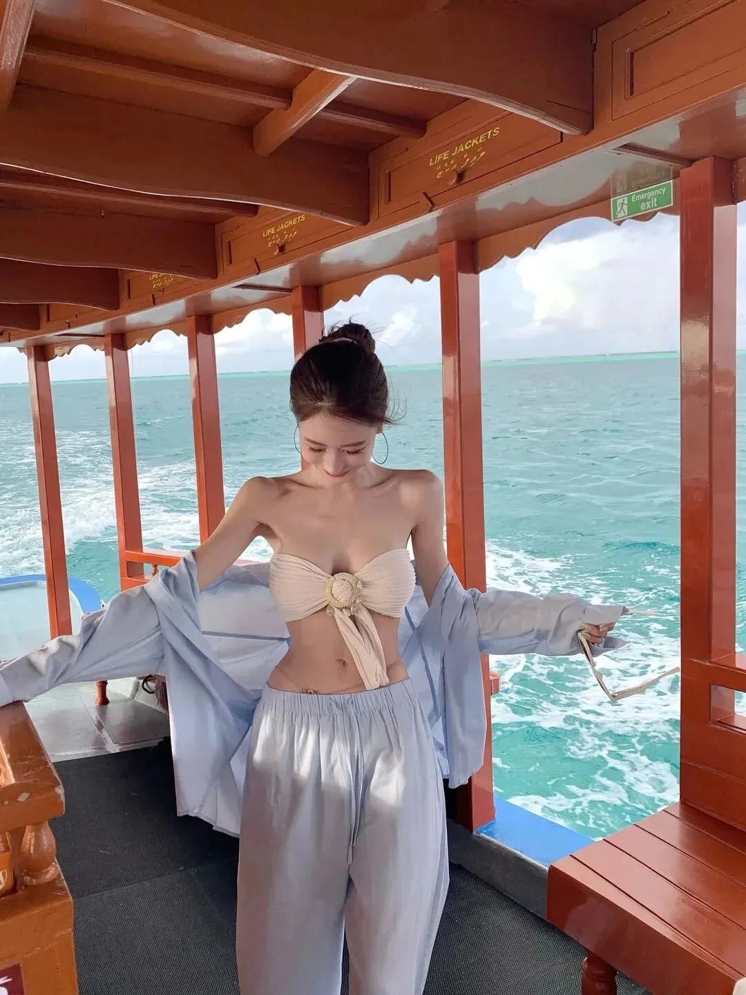 甜美少女海边写真 图片2