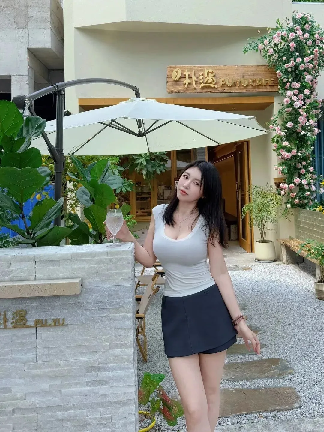 丰满美女写真 图片2