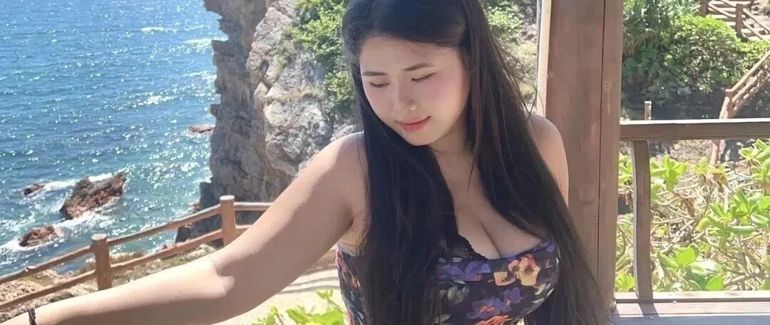 海边曲线迷人的少妇写真高清图集
