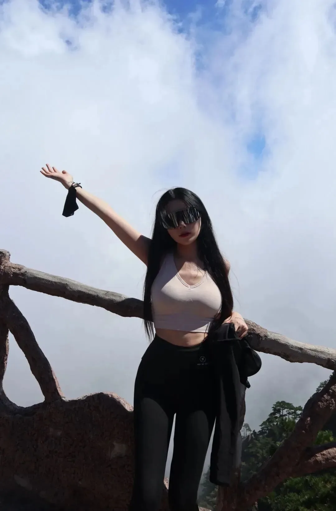 户外爬山美女写真 图片2