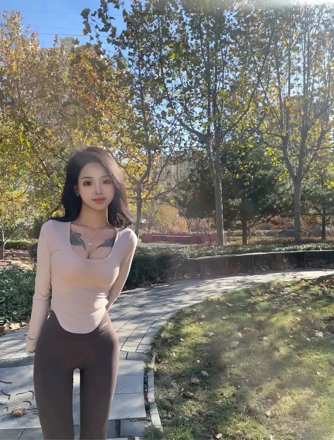 曲线美女公园穿搭 图片2
