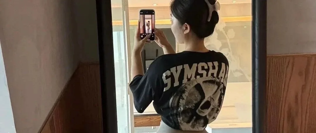 灰色修身穿搭把身材曲线展现得很到位的高清图集