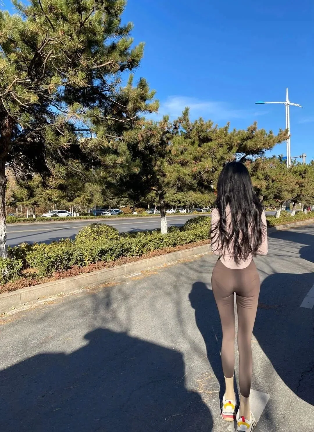 曲线美女公园穿搭 图片3