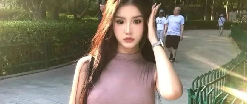 公园偶遇身材曲线出众的美女写真高清图集