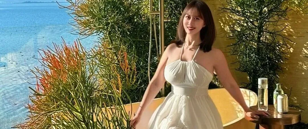 光脚出镜的居家少妇写真 慵懒氛围感拉满的温柔画面