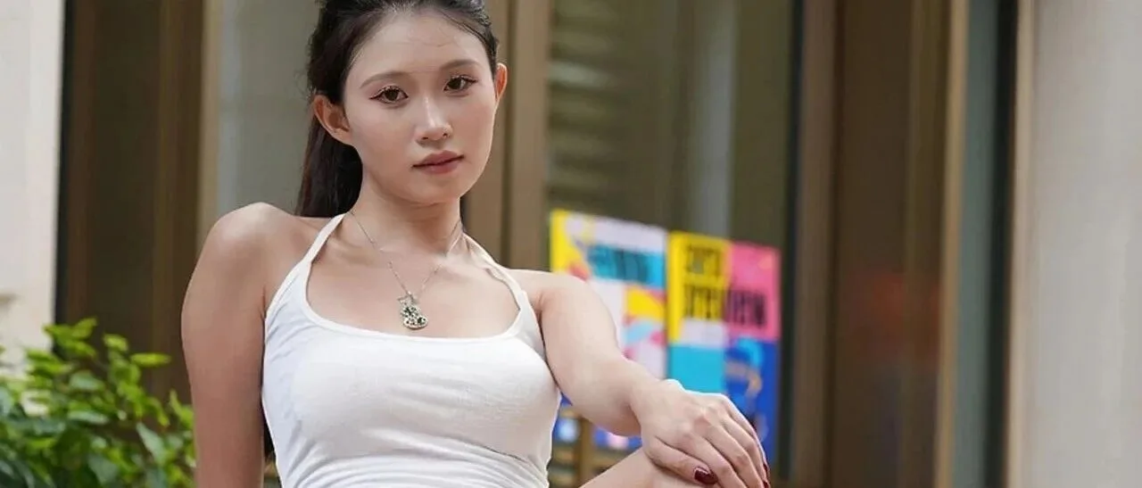 吊带短裤美女写真 图片1