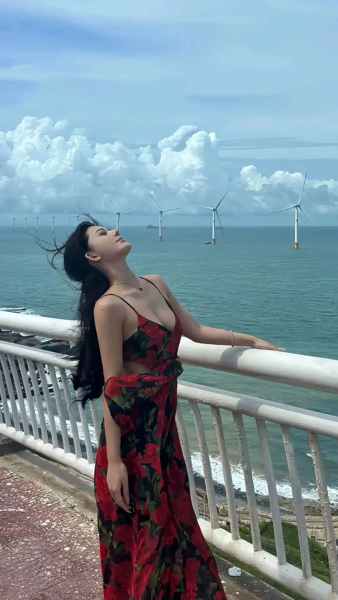 吊带花裙美女写真 图片3
