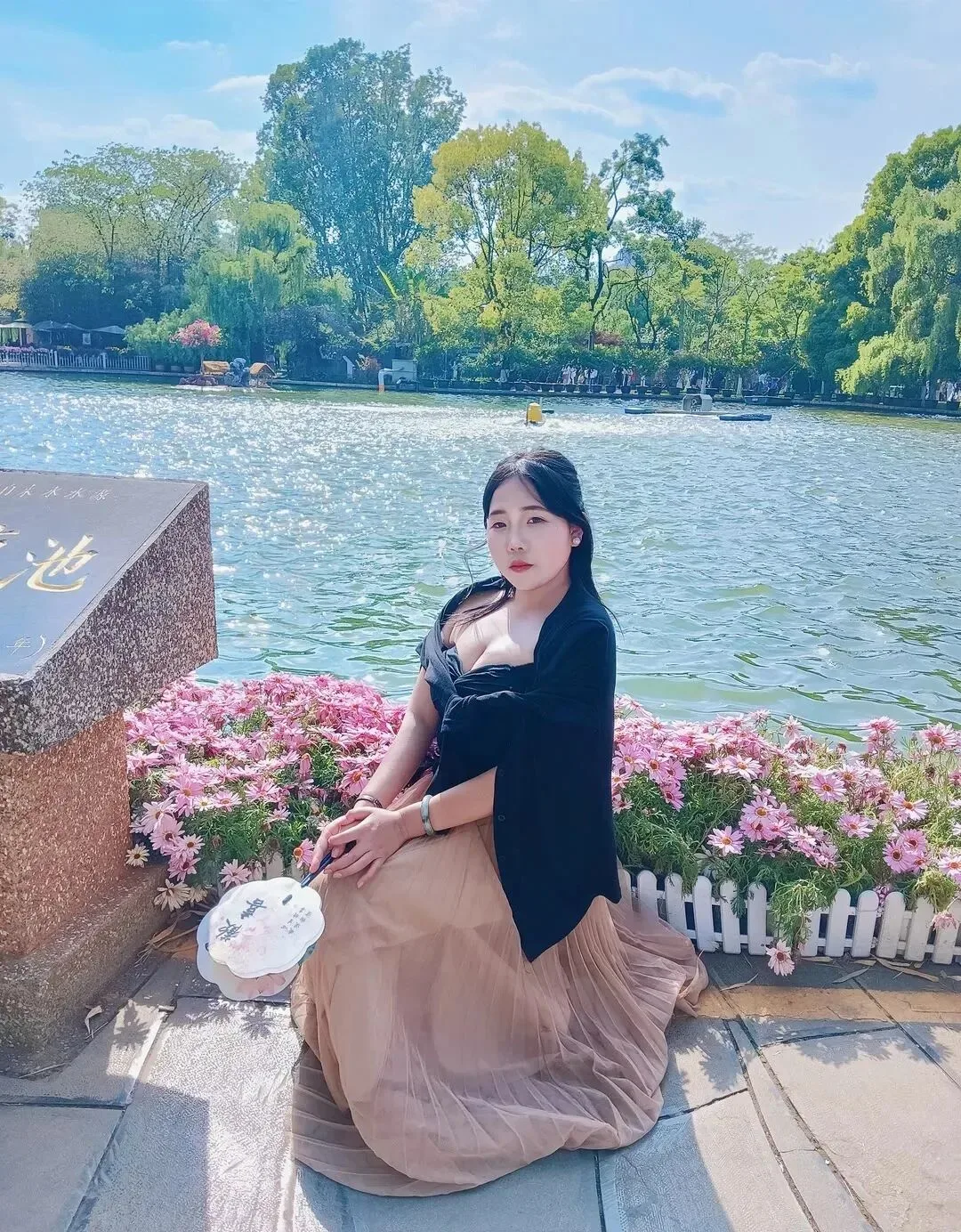 丰满身材美女写真 图片3