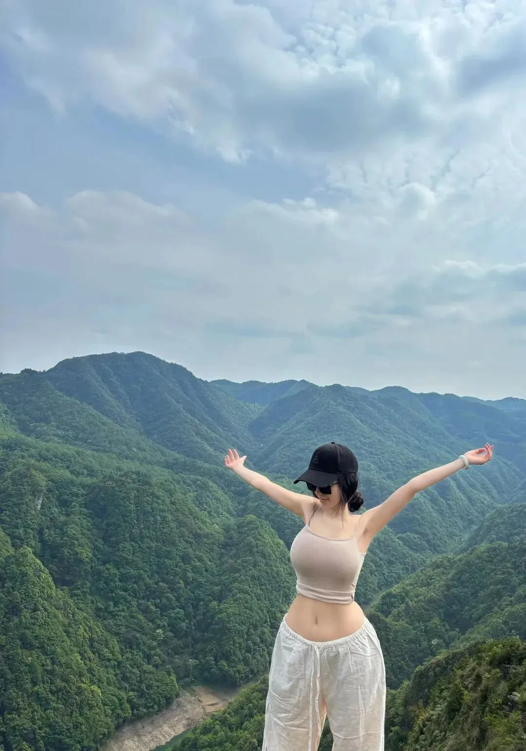 丰满美女户外写真 图片2