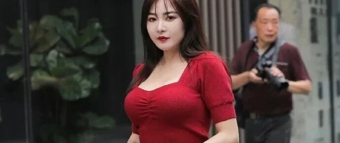 牛仔裤穿搭的时尚女人气质写真图集
