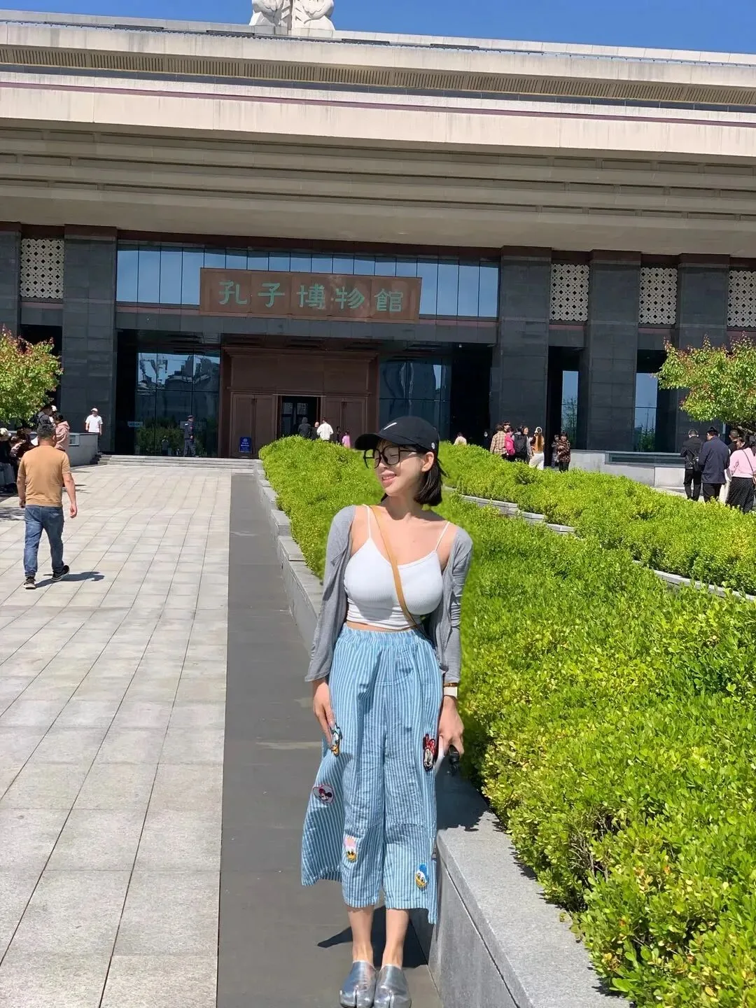 白色吊带美女写真 图片2