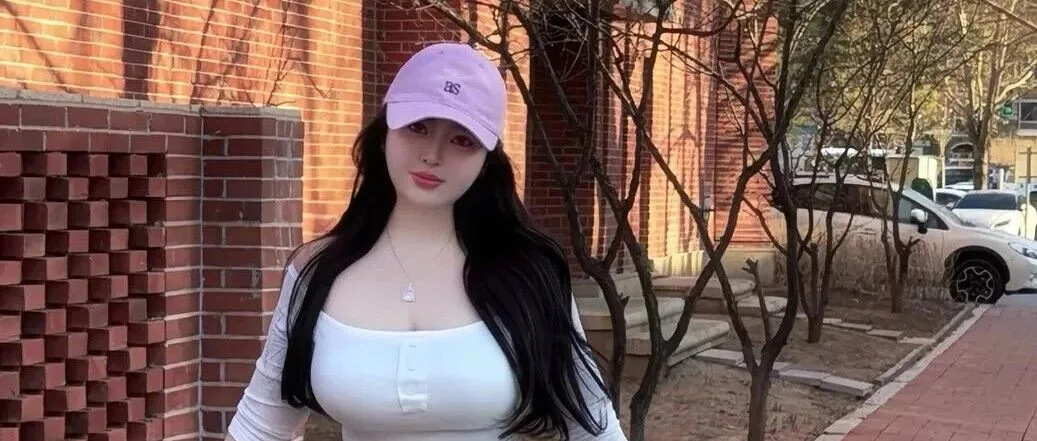 少女感写真图集展现纤细身材与清新气质的搭配
