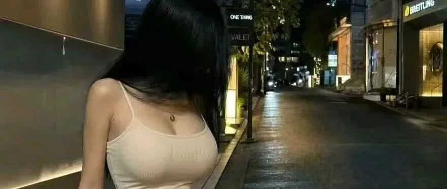 街头微醺氛围感写真 醉意朦胧的夜晚邂逅