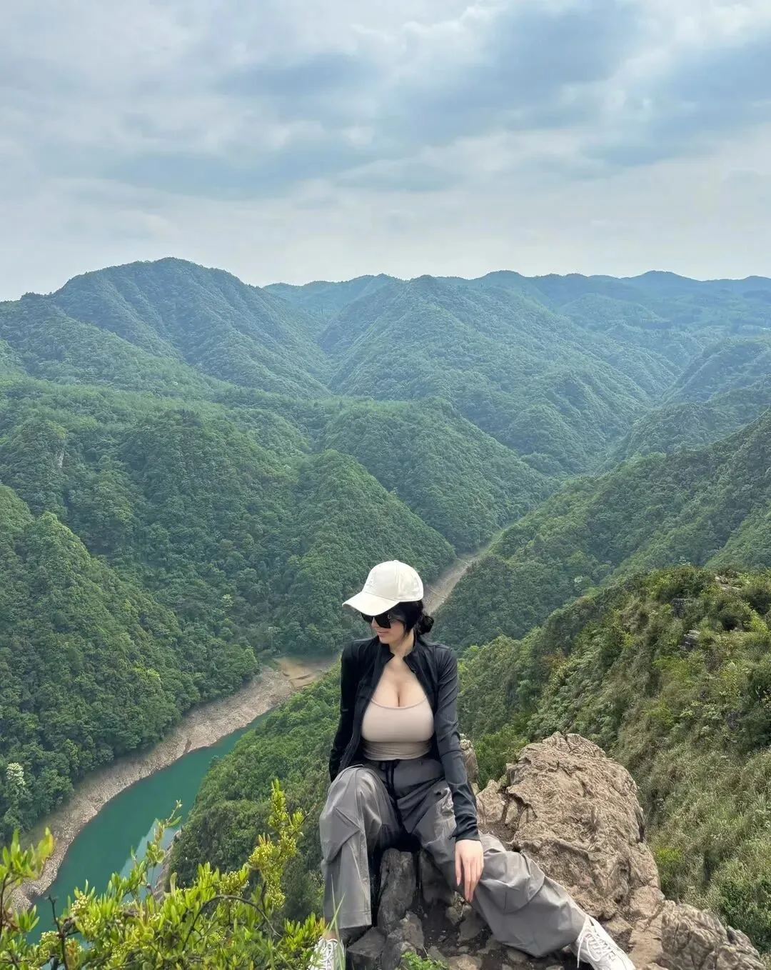 丰满美女户外写真 图片3