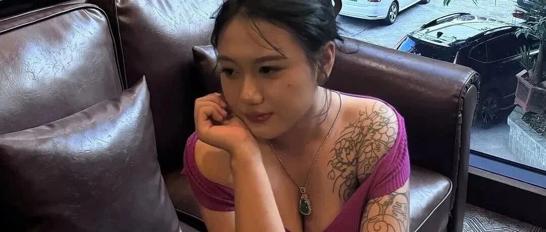 成熟气质少妇深V写真展现丰满曲线与优雅魅力