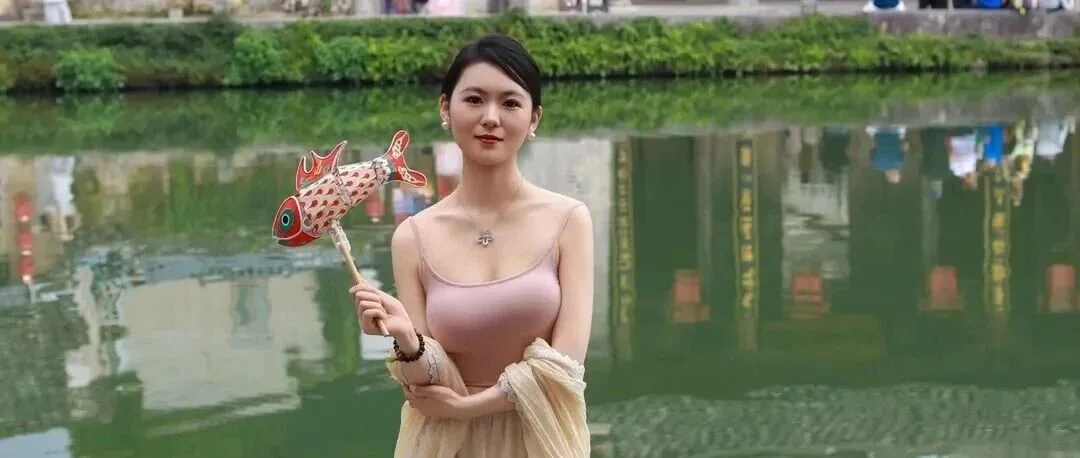 吊带穿搭展现丰满曲线 高清图集里的性感少妇写真