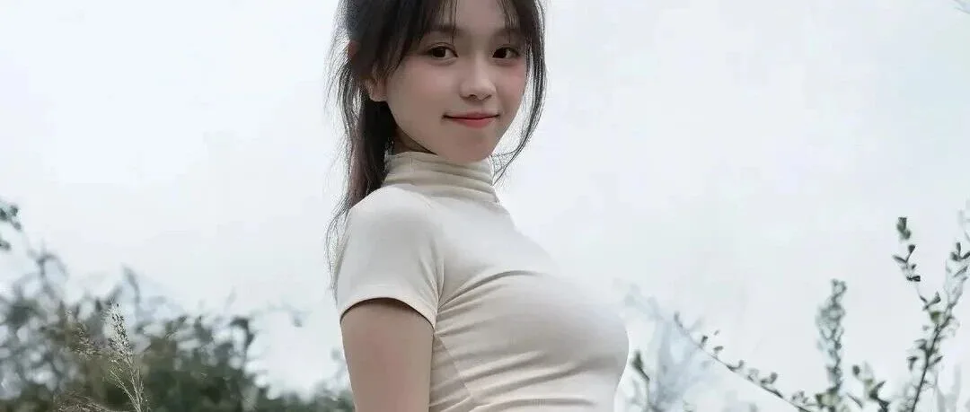 超短裙圆润少女写真 甜美俏皮身材曲线很吸睛