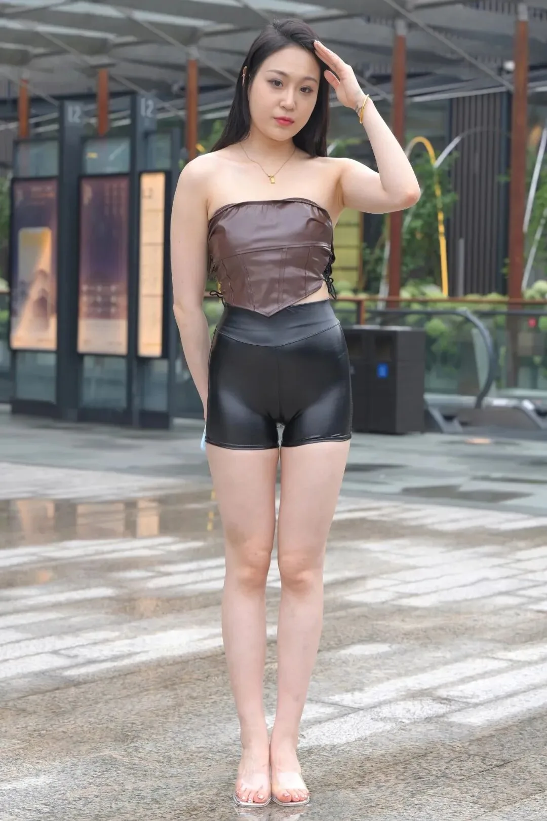 丰满少妇街头写真 图片4