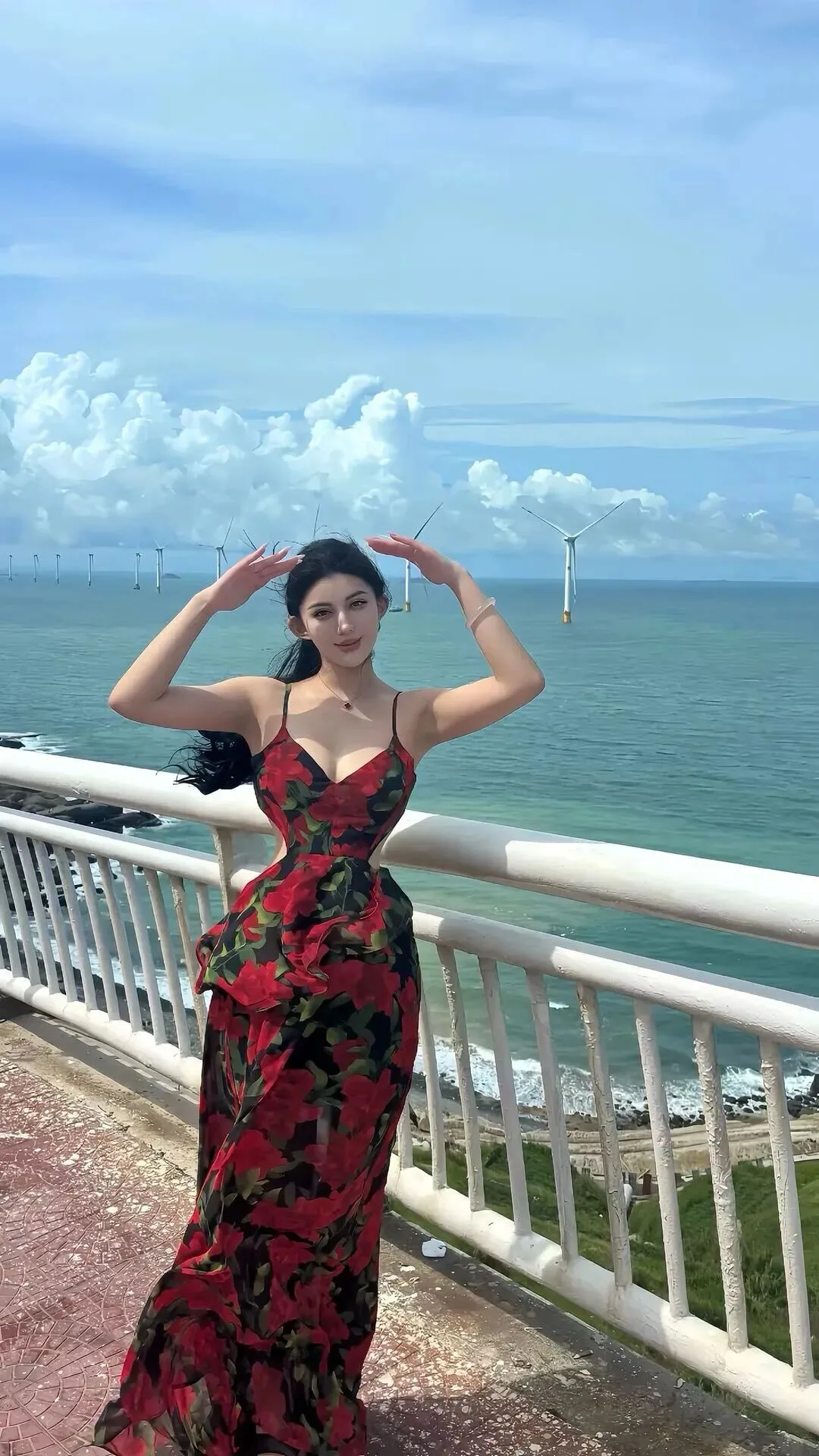 吊带花裙美女写真 图片2