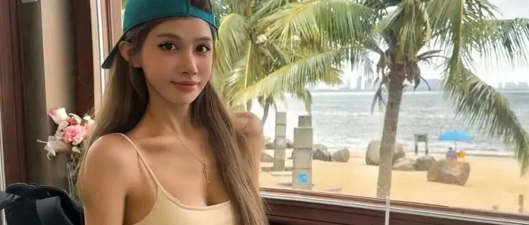 沙滩边清新少女写真 甜美气质与好身材很上镜