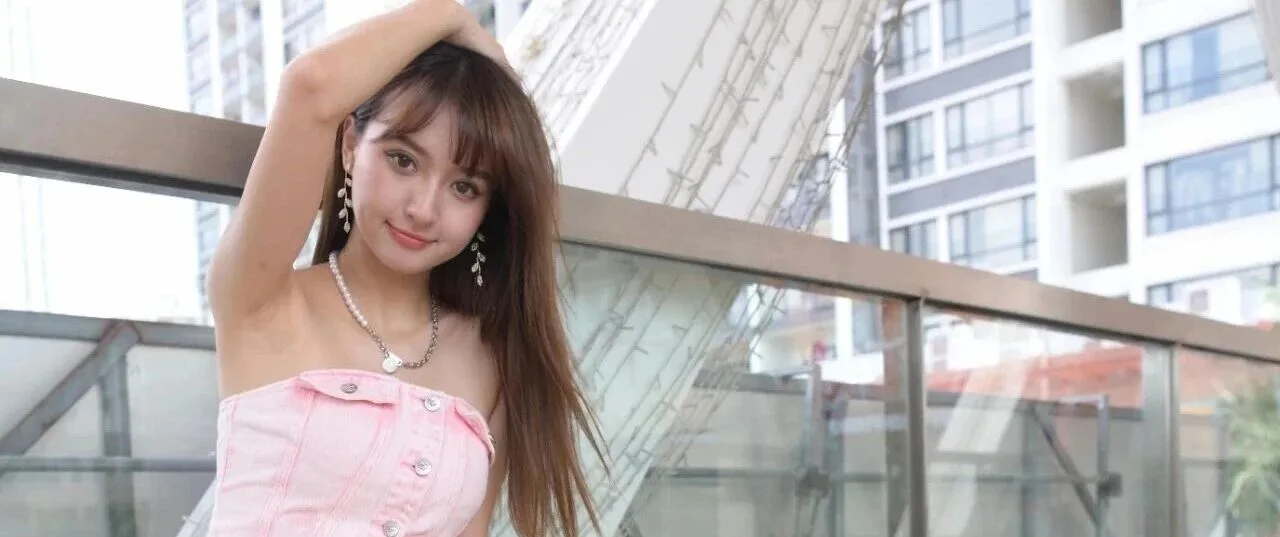 天桥偶遇大方美女 自然气质与好身材太养眼