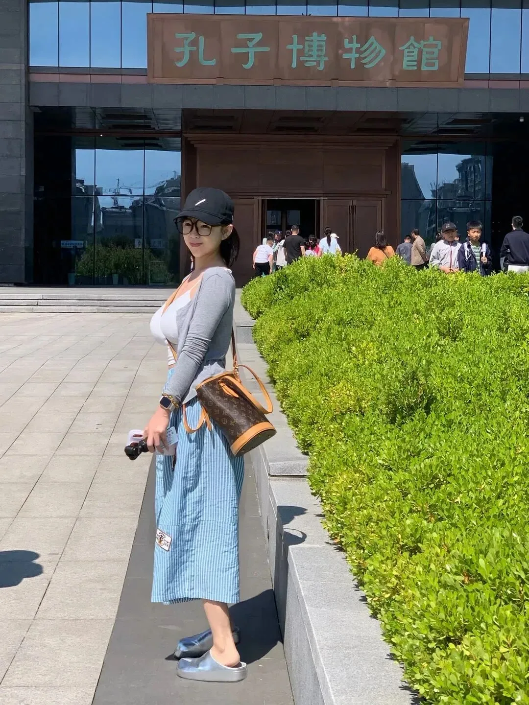 白色吊带美女写真 图片3