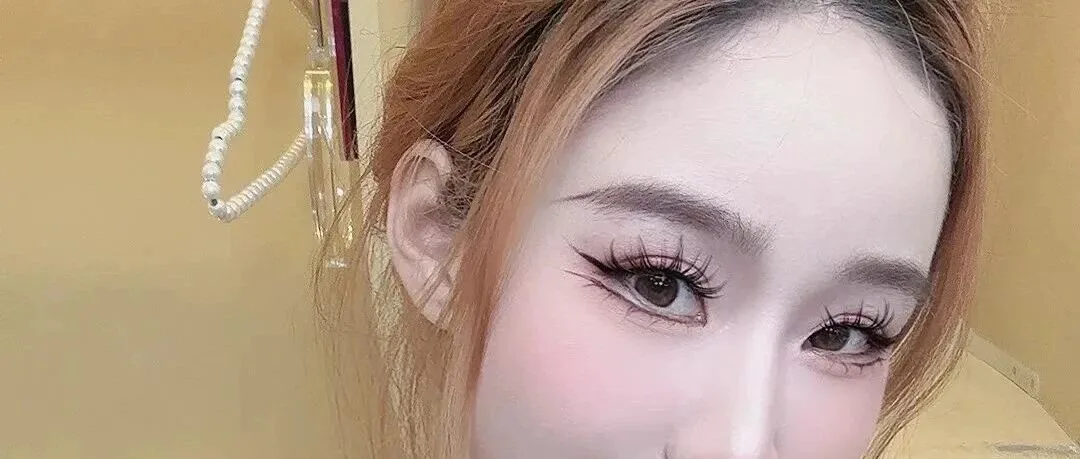 妖娆多姿的成熟女性写真 展现迷人曲线与优雅气质