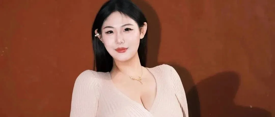 圆润身姿的成熟女性高清写真 曲线饱满气质撩人
