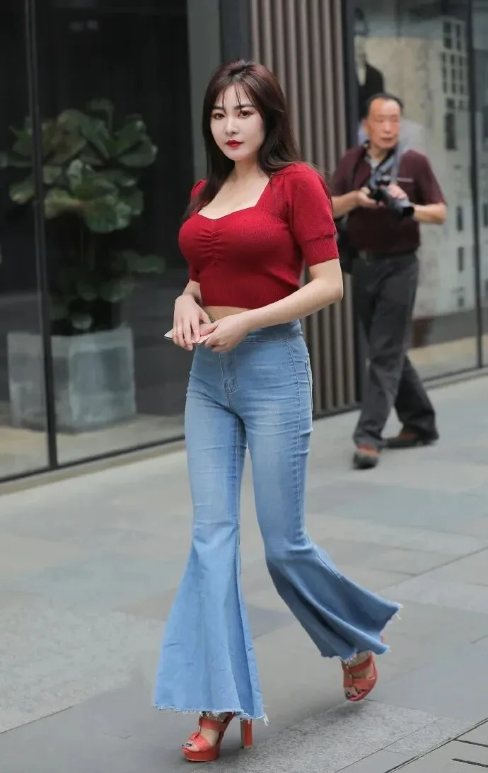 牛仔裤美女写真 图片2
