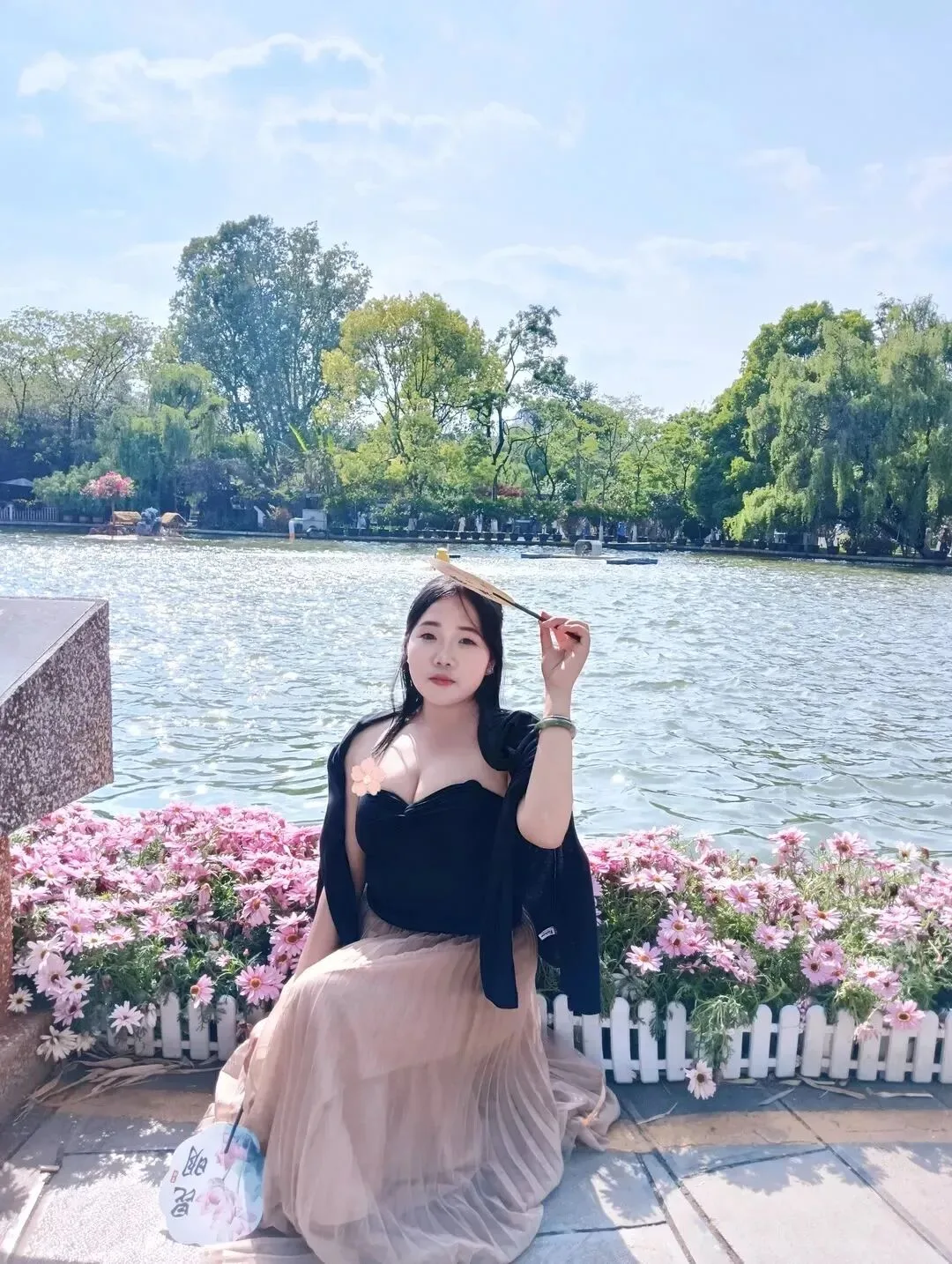 丰满身材美女写真 图片2