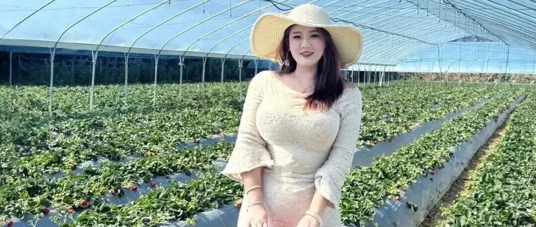 草莓园里身材丰满的少妇写真 曲线吸睛氛围感拉满