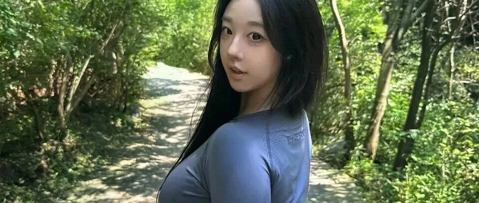 运动服爬山写真展现活力好身材高清图集