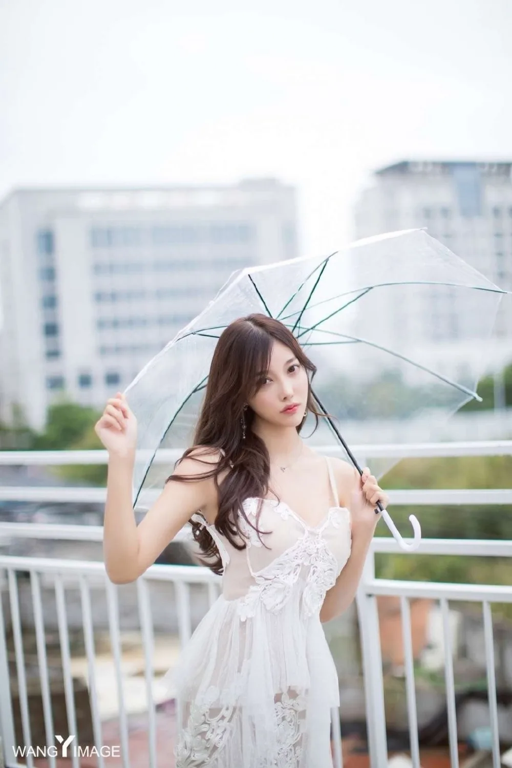 性感吊带裙美女 图片9