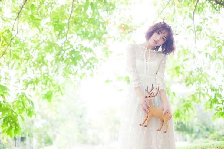 短发美女写真 图片7