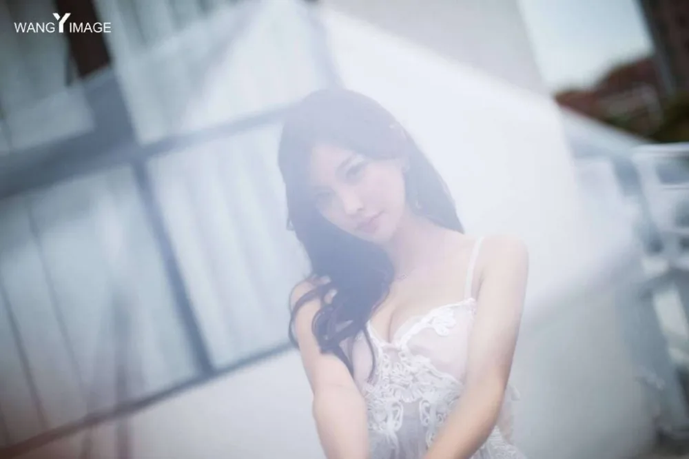 性感吊带裙美女 图片4