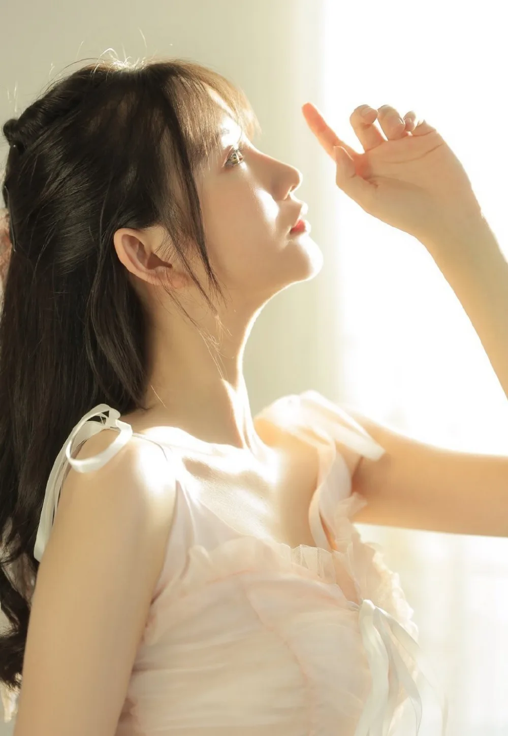 吊带短裙美女写真 图片4